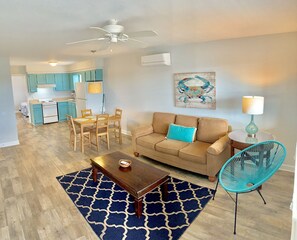 Smart TV - Atlantic Oasis, less than 1 block to the beach! Private & Spacious, Full Kitchen (Nags Head)