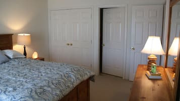 2 Schlafzimmer, Zimmersafe, Schreibtisch, Bügeleisen/Bügelbrett