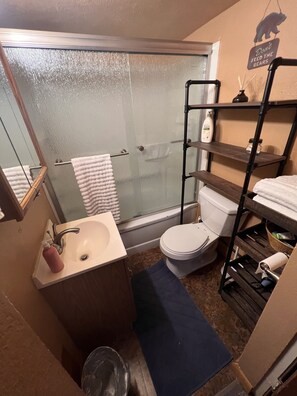 وحدات دش مع أحواض استحمام، مجففات شعر، مناشف، صابون