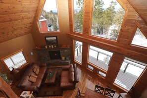 Téléviseur, foyer, lecteur de DVD, table de baby-foot