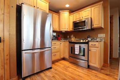 Black Hills Cabin-Great Views, Internet ,Ht Tub, Pool Table, 70' TV