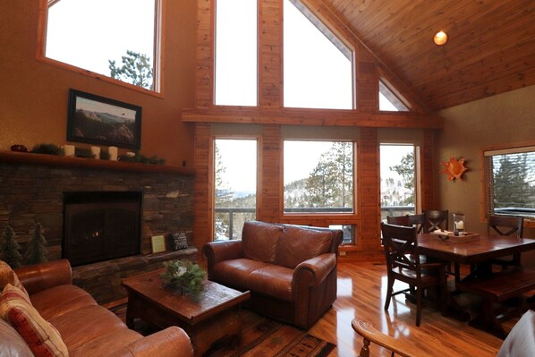 Téléviseur, foyer, lecteur de DVD, table de baby-foot