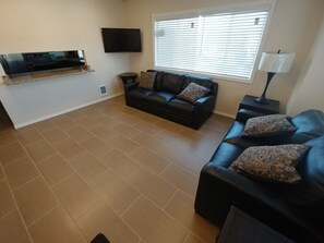 Smart TV, lettore DVD, libri, videoteca