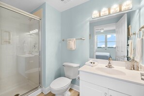 Bañera con ducha, secador de pelo, toallas, jabón