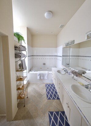 SĂšche-cheveux, serviettes fournies, savon, papier toilette