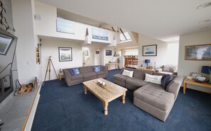 Smart-tv, een open haard, een dvd-speler en een stereo