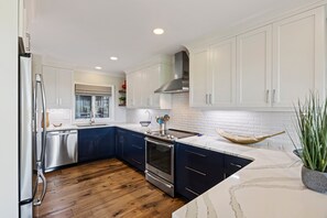 Réfrigérateur, four à micro-ondes, un four, surface de cuisson