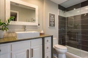 Hårføner, håndklær, såpe og toalettpapir