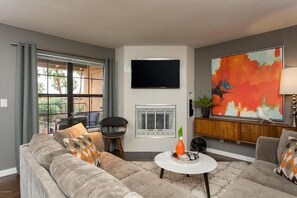 Smart TV, libros y estéreo 