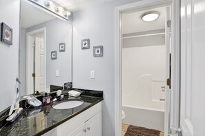 Combined shower/bathtub, jetted bath, towels