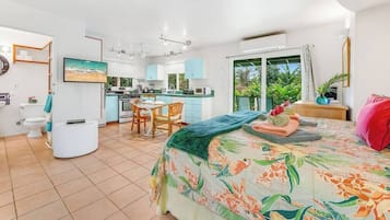1 quarto, ferros/tábuas de passar roupa, berço de viagem