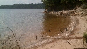 En la playa y camastros