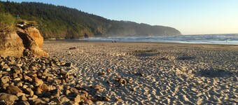 Ocean/Bay Views, Private Beach Access, walk to local eats, minutes to Oceanside