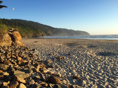 Ocean/Bay Views, Private Beach Access, walk to local eats, minutes to Oceanside