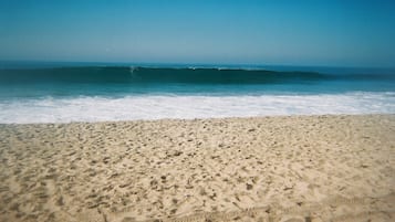 Nær stranden, solsenger og strandhåndklær