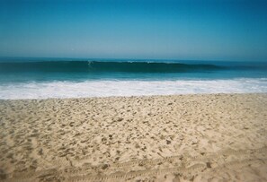 Beach nearby, sun-loungers, beach towels