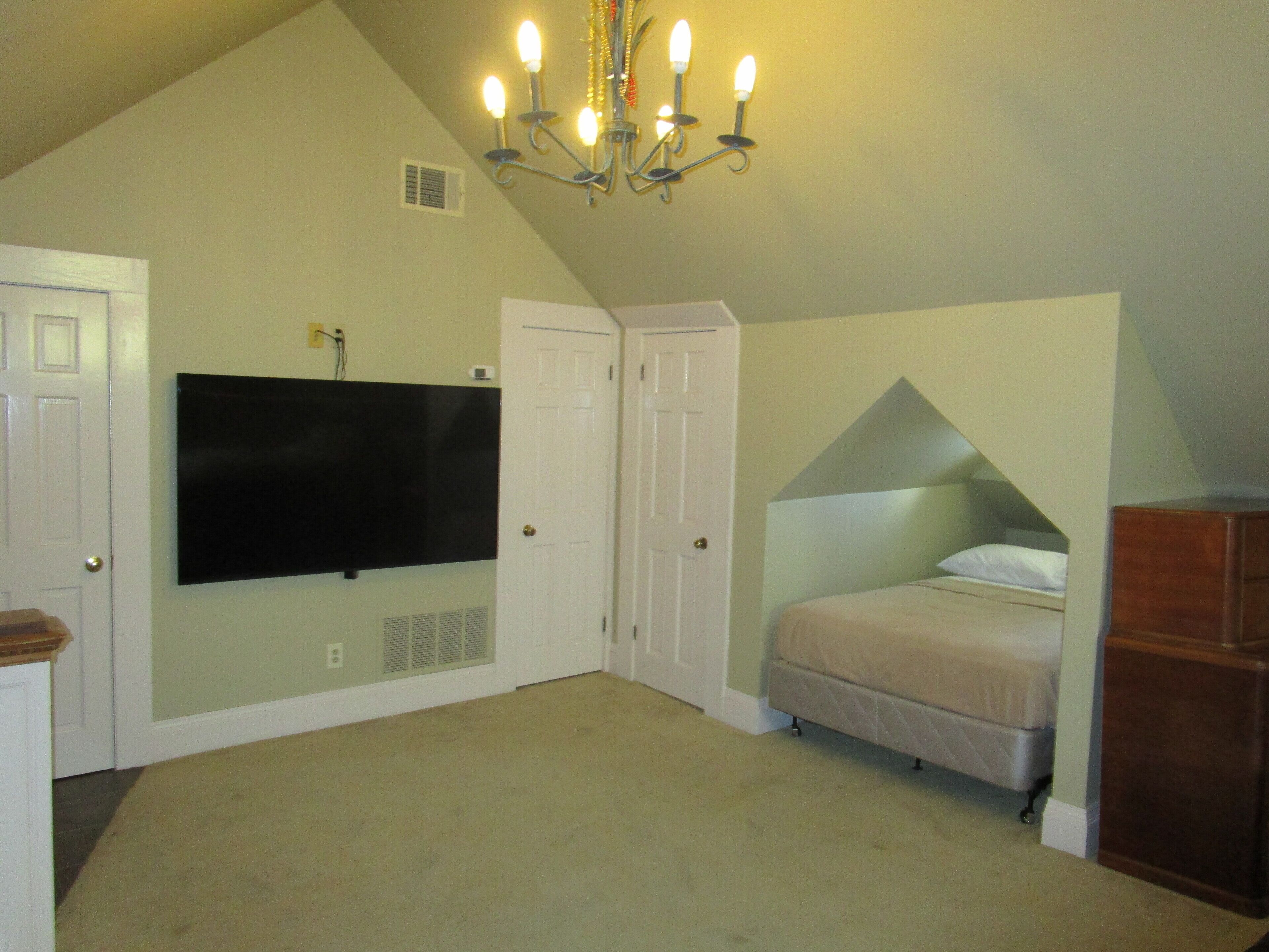 3rd floor bedroom picture #1