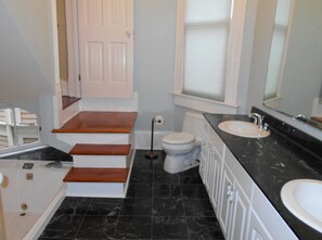 Duschwanne, Haartrockner, Handtücher, Seife