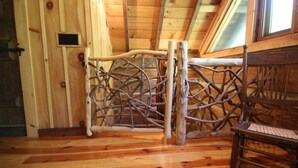 Un interior de madera con un portón rústico y un banco.