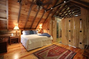 1 bedroom, bed sheets - Sarah`s Cabin in Pisgah Forest (Pisgah Forest)