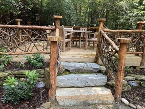 Outdoor dining - Sarah`s Cabin in Pisgah Forest (Pisgah Forest)