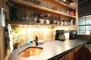 Microwave, coffee/tea maker - Sarah`s Cabin in Pisgah Forest (Pisgah Forest)