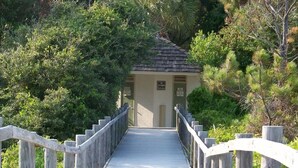 Un pont en bois mène à un petit bâtiment sur lequel est apposée une enseigne indiquant « Lost River ».