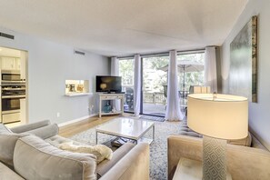 Smart TV, DVD player, books, stereo