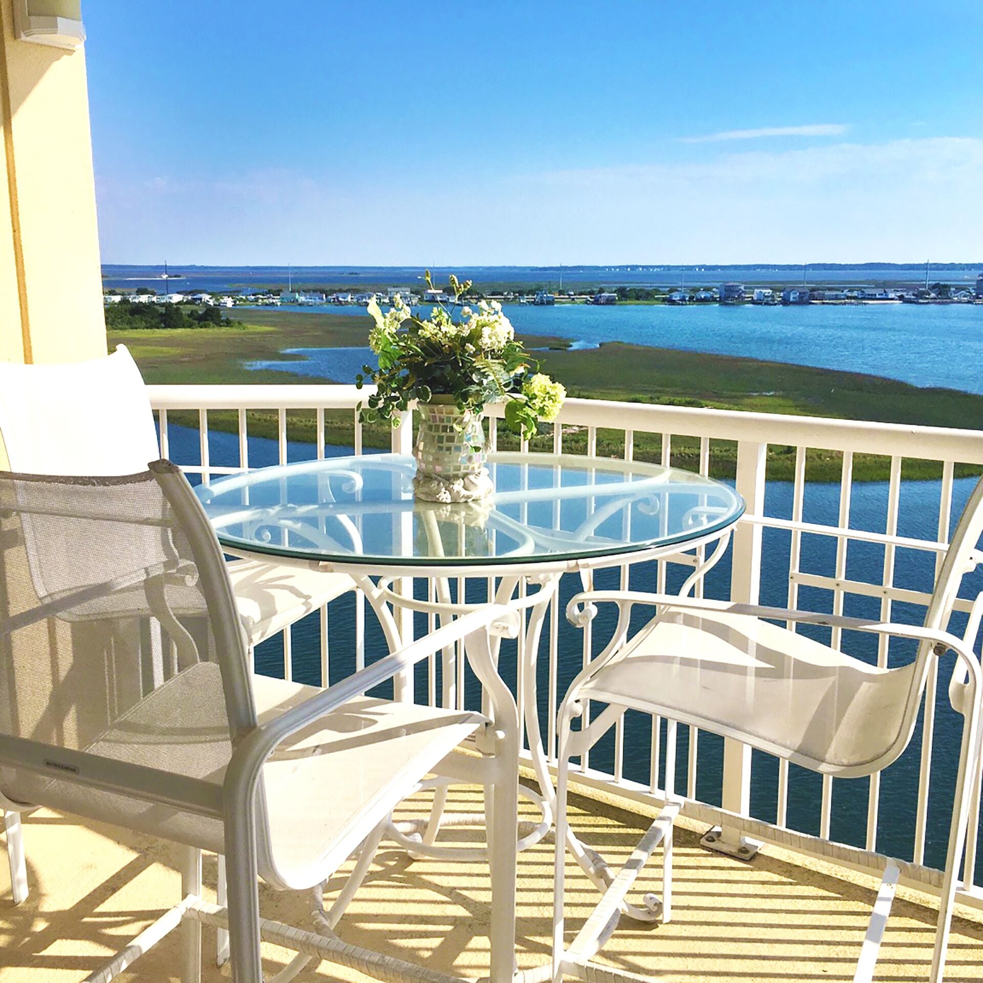 Luxury Highrise Old Towne Yacht Club - Corner Unit in Morehead City, United States