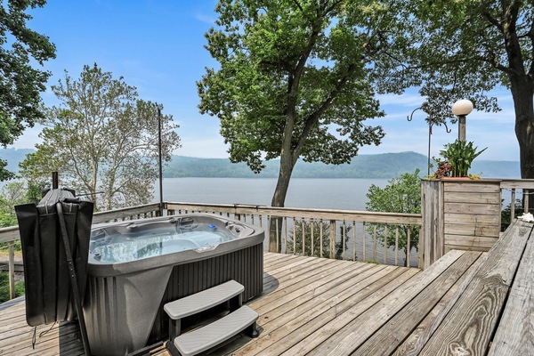 Hot tub with outside shower and seating, please remember to rinse off!