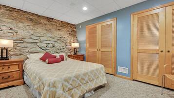 4 bedrooms, desk, iron/ironing board, free WiFi