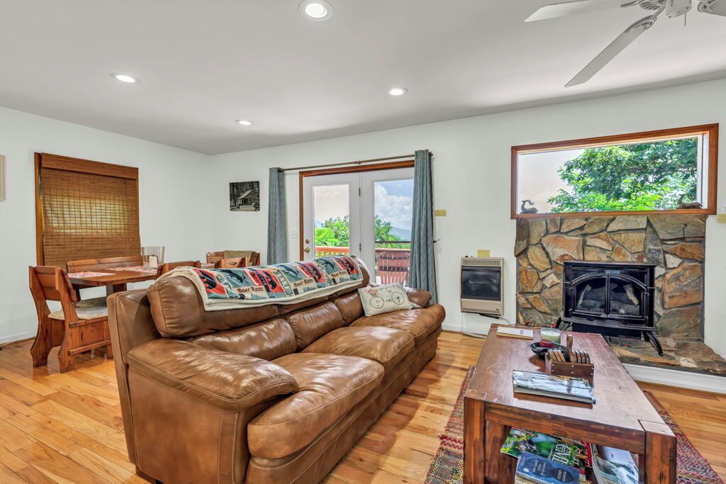 Télévision, cheminée, lecteur de DVD, vidéothèque