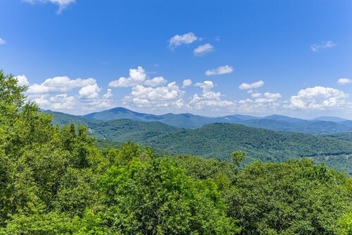 Romance with this Gorgeous Mnt View’ minutes to downtown Boone , Gated community