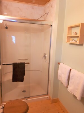 Badekar, miljøvennlige toalettsaker, hårføner og håndklær