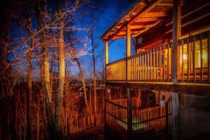 Property grounds - Hand-Hewn Log Cabin near Downtown, Sleeps 6 (Gatlinburg)