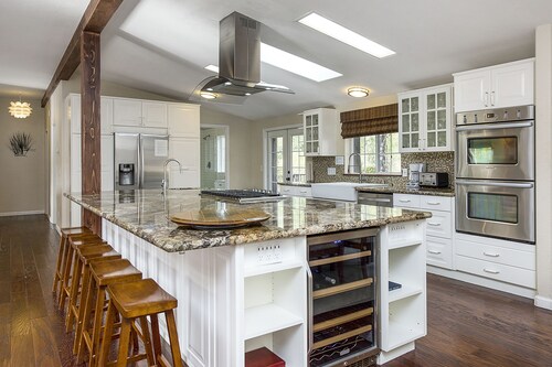 Spacious Modern Home - Pool, Views And Acres