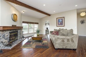 تلفزيون، مدفأة، ألعاب فيديو، مشغل دي في دي