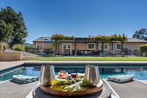 Alberca al aire libre y alberca climatizada