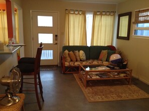 Smart-TV, DVD-Player, Bücher, Videothek
