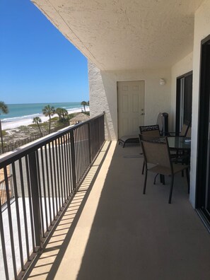 Outdoor dining - Beautiful Beach Condo RIGHT ON THE WATER!!! WATER FRONT PROPERTY ENJOY SUNSET!! (Madeira Beach)