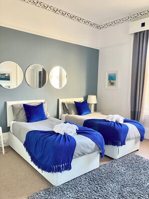 3 chambres, fer et planche à repasser, lit de bébé portatif