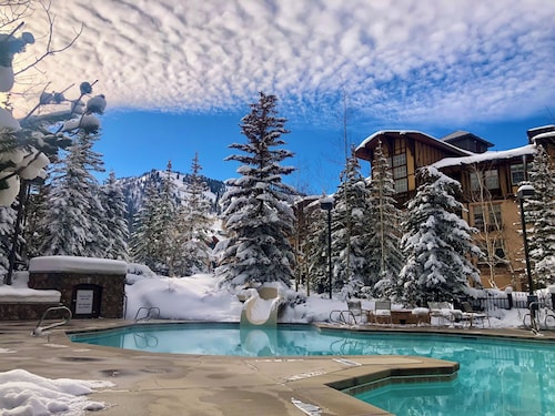 Ski In and Ski Out 2 Bedroom & 2 Bathroom at BeautifulSolitude Mountain Resort 