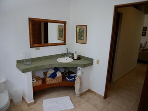 Ensemble douche/baignoire, sèche-cheveux, bidet, serviettes fournies