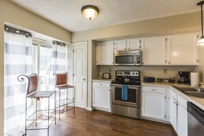 Mikrovågsugn, diskmaskin, kaffe- och tebryggare och grytor/köksredskap