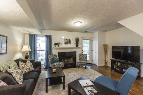 Remontoitu 3 makuuhuoneen, 2. 5 sauna Townhouse Lexingtonin keskustassa.