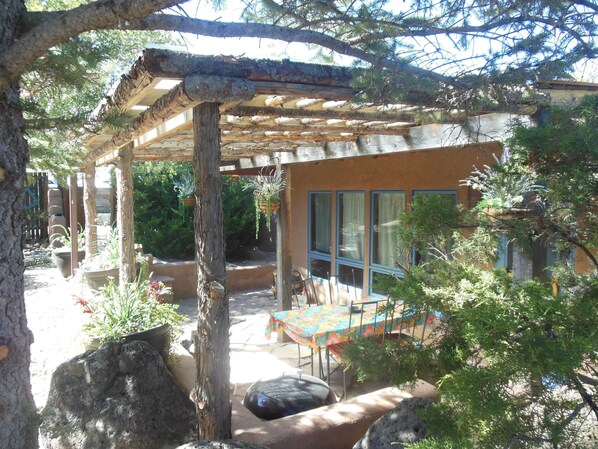Outdoor dining - CHARMING TAOS ADOBE HOME (Ranchos De Taos)