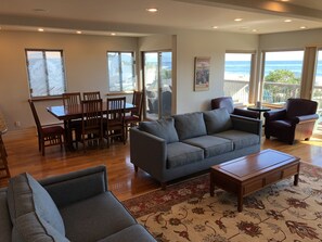 TV connectée, cheminée, lecteur de DVD, livres