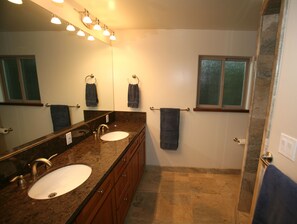 Ducha y bañera combinadas, secador de pelo, toallas y jabón