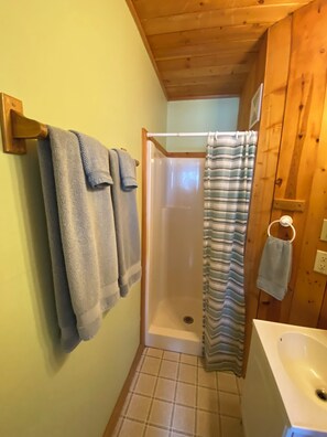 Douche, séchoir à cheveux, serviettes fournies, savon
