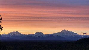 Une chaîne de montagnes sous un ciel dégagé.